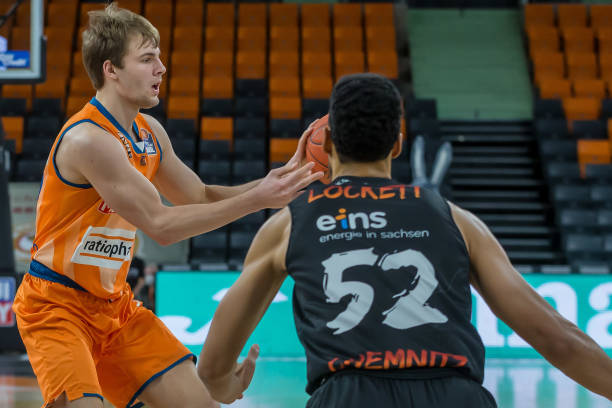 卡则因为与 卡则因为与